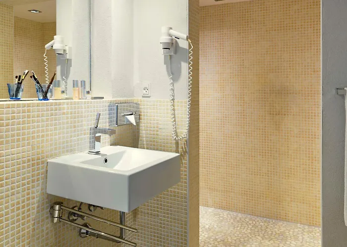 Otel Scandic Front 4*