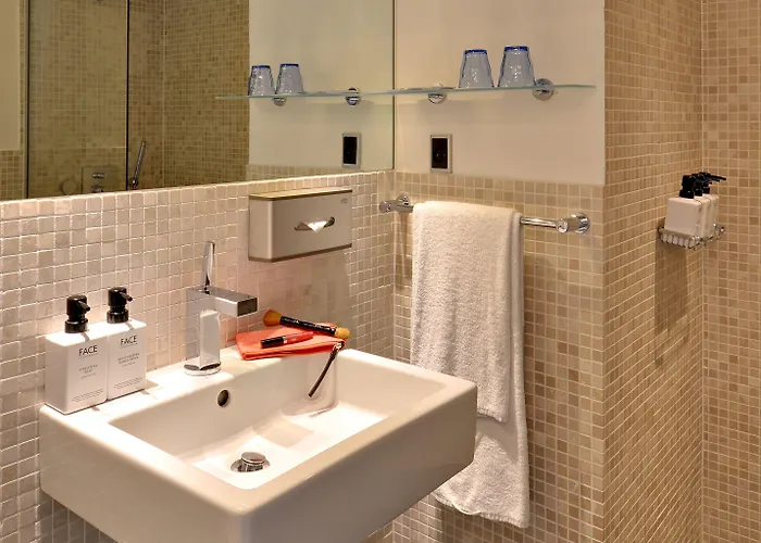 Otel Scandic Front 4*